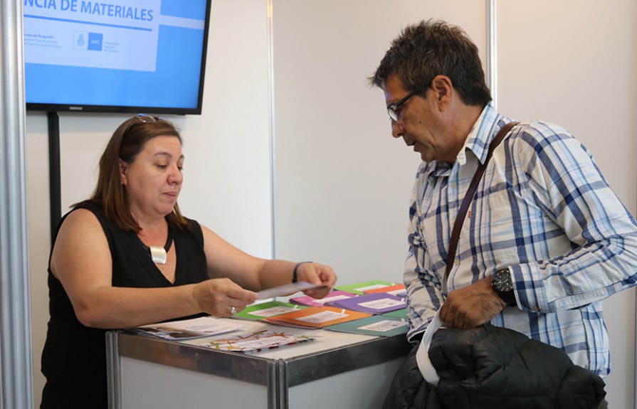 La Dra. Canavoso, Directora de la Escuela de Posgrado, en el stand que montó la FCQ (UNC).